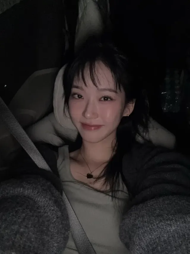 부드러운 니트 질감과 슬리브리스의 리브 조직이 조화를 이루며 고급스러움을 더하는 모습이다. /사진=한지현 인스타그램