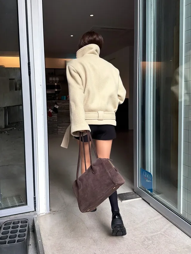 [캡션3] 효민이 초콜릿 브라운 스웨이드 토트백을 매치해 미니멀한 룩에 고급스러움을 더한 모습이다. /사진=효민 인스타그램