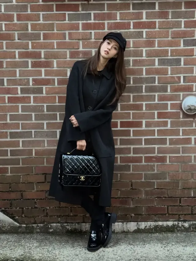 고아라가 블랙 롱 코트와 페이던트 백, 베레모를 매치하여 깊이 있는 겨울 스타일을 연출하고 있다. /사진=고아라 인스타그램