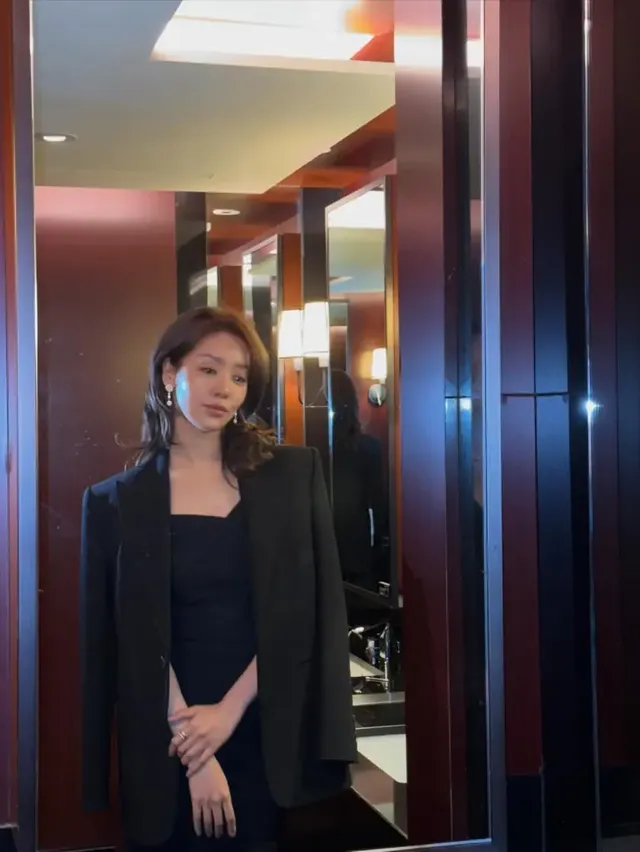 차주영이 거울 앞에서 헤어와 메이크업 디테일을 강조하며 포즈를 취하고 있다. /사진=차주영 인스타그램