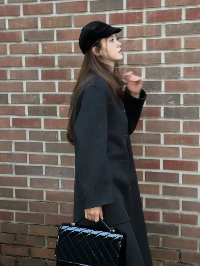 고아라가 블랙 롱 코트와 베레모, 로퍼로 완성한 모던 클래식 룩을 선보이며 포즈를 취하고 있다. /사진=고아라 인스타그램 [[IMG2]][[IMG3]]