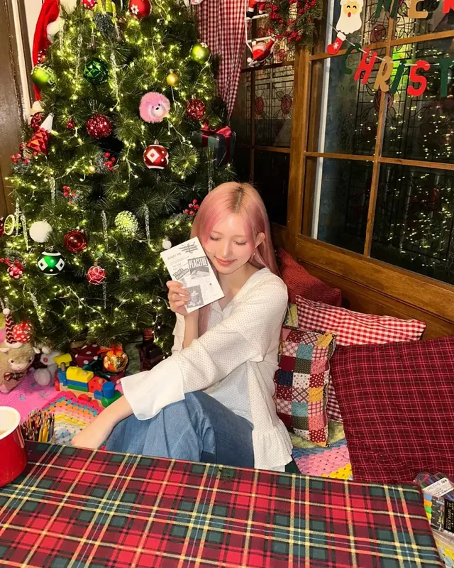 은은한 조명 아래 크리스마스트리와 함께 포근한 겨울 무드를 연출한 가을의 모습. /사진=가을(IVE) 인스타그램