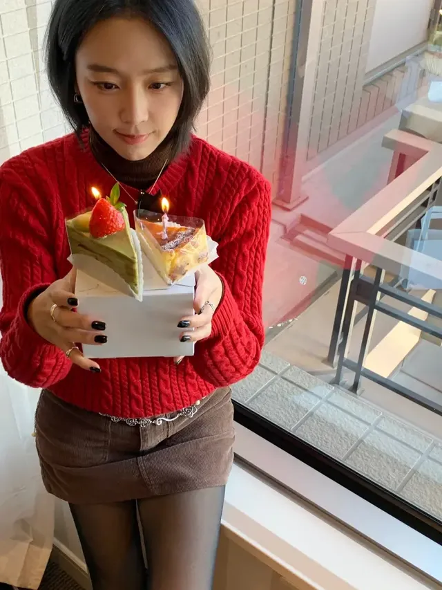 겨울 골목에서 레드 니트와 데님 재킷으로 완성한 예원의 감성적인 여행룩. /사진=예원 인스타그램