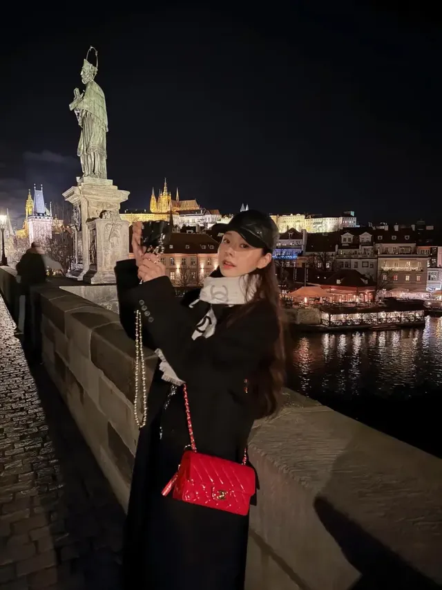 유럽의 감각적인 거리를 배경으로 겨울 여행의 시작을 알리는 송지아의 모습. /사진=송지아 인스타그램