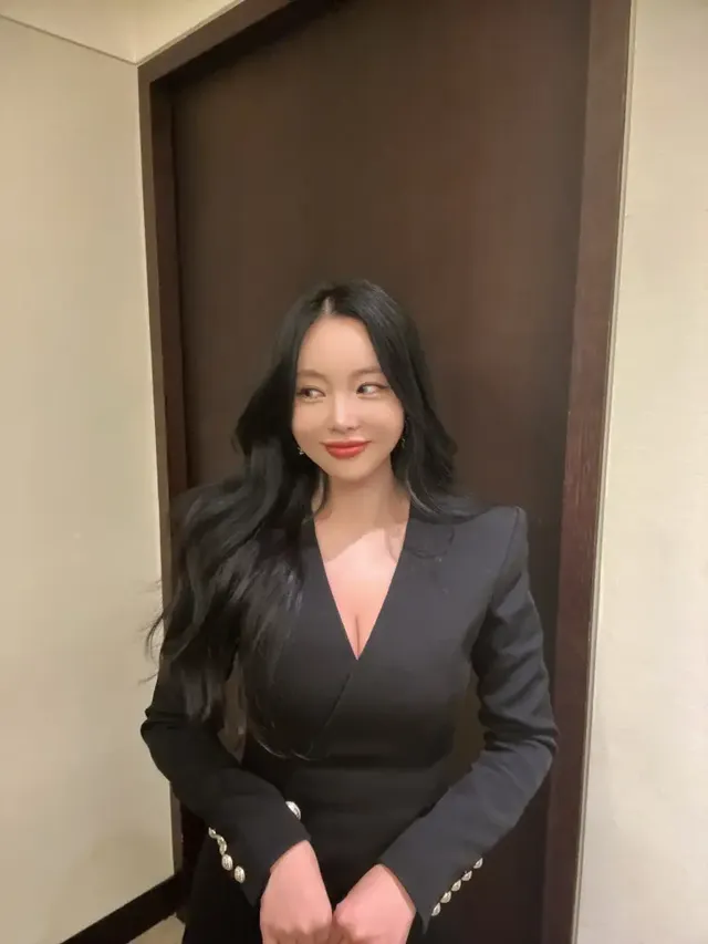 고요한 배경 속, 깊은 블랙 드레스로 절제된 우아함을 선보이는 홍진영. /사진=홍진영 인스타그램