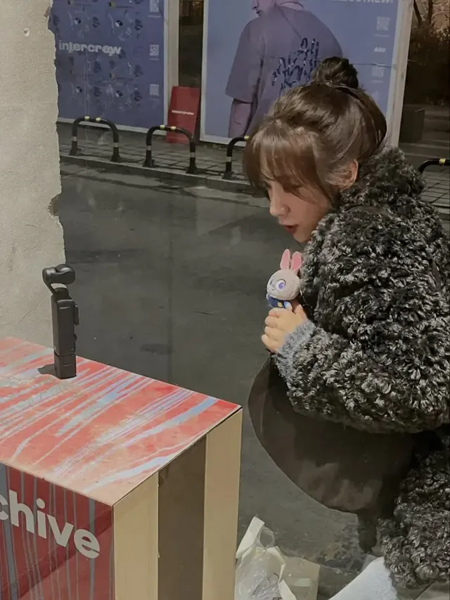 우드 톤의 배경과 어우러져 차분하고 감성적인 무드가 돋보이는 이여름의 겨울 데일리룩이다. /사진=이여름 인스타그램