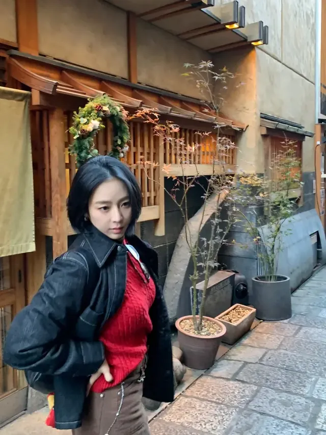 일본 후시미이나리 신사 앞에서 자전거와 함께 어우러진 예원의 자연스러운 모습. /사진=예원 인스타그램