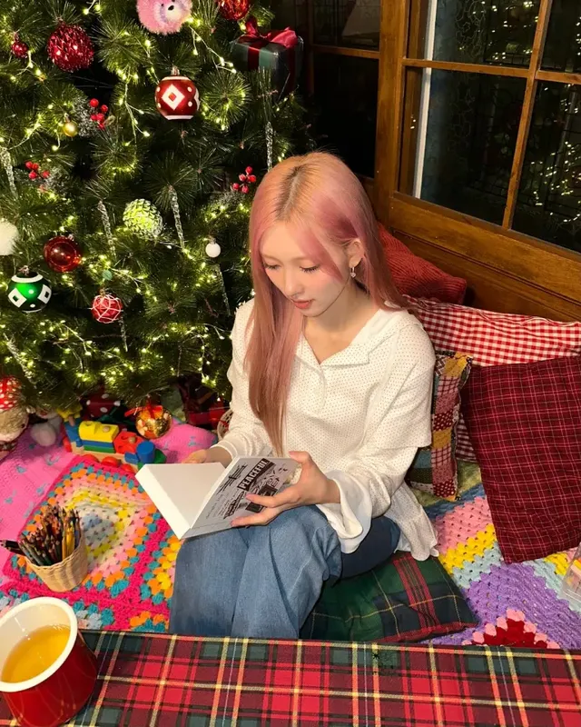 핑크빛 헤어와 화이트 룩의 조화가 돋보이는 가을의 로맨틱한 연말 스타일. /사진=가을(IVE) 인스타그램