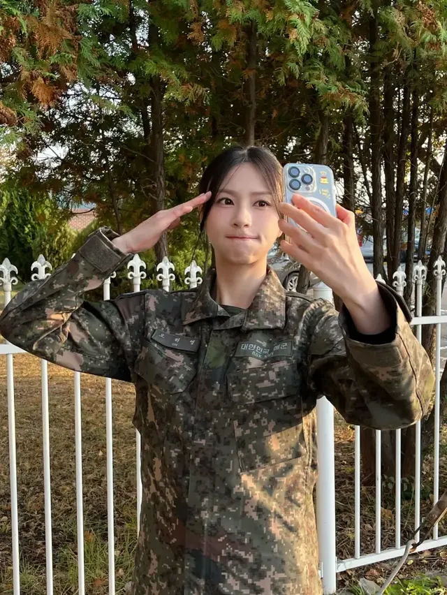 오하영이 노란 은행잎과 어우러진 배경 속에서 카키 톤의 군복 스타일을 완벽하게 소화하며 강인한 매력을 발산한다. /사진=오하영 인스타그램