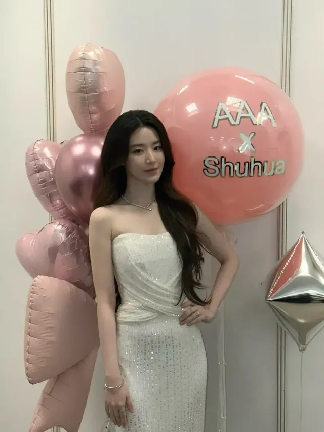 핑크와 실버 풍선이 어우러진 백드롭 앞에서 슈화의 드레스가 은은한 광택을 발하고 있다. /사진=슈화 인스타그램