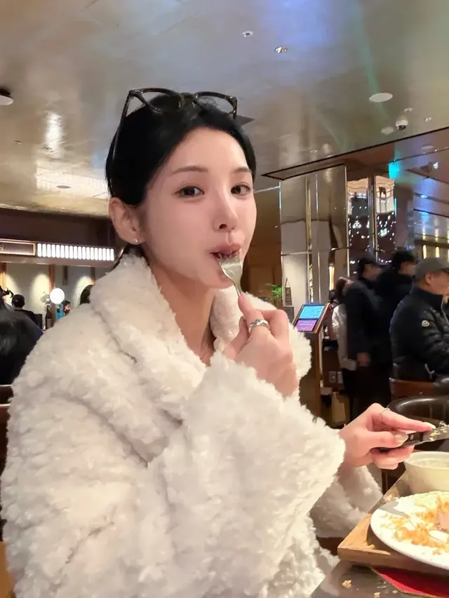 루즈핏 퍼 코트가 선사하는 편안하고 감각적인 겨울 스타일이 돋보인다. /사진=강다은 인스타그램