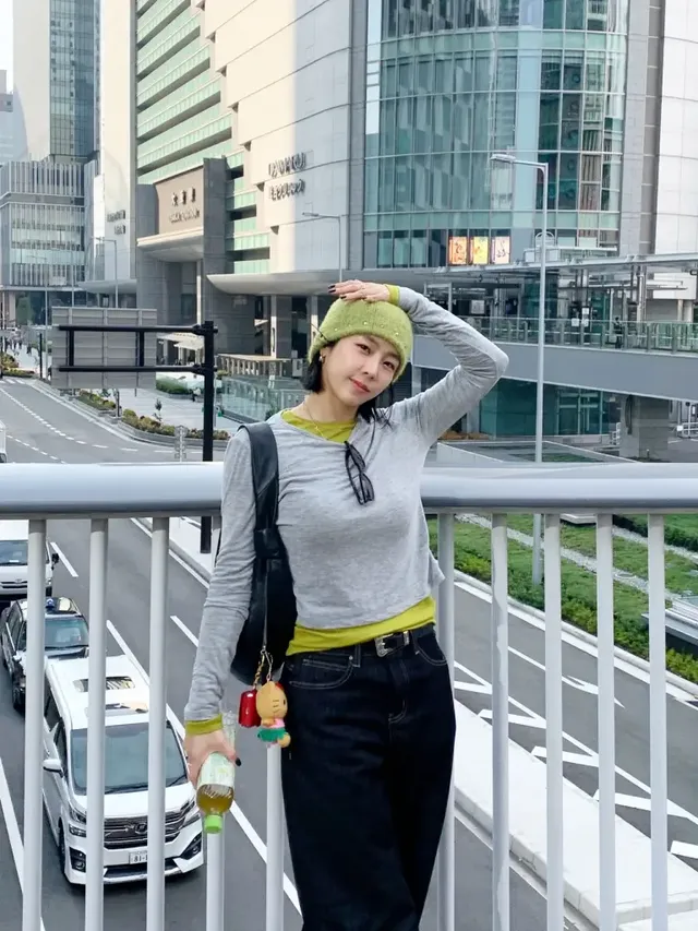 도심 속 고가도로 위, 그린 비니와 파카로 완성한 예원의 감각적인 겨울 스트리트 패션. /사진=예원 인스타그램