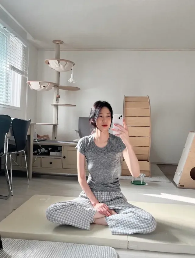 부드러운 멜란지 그레이 티셔츠와 잔잔한 체크 패턴 와이드 팬츠의 조화가 돋보이는 오혜원의 일상 스타일. /사진=오혜원 인스타그램