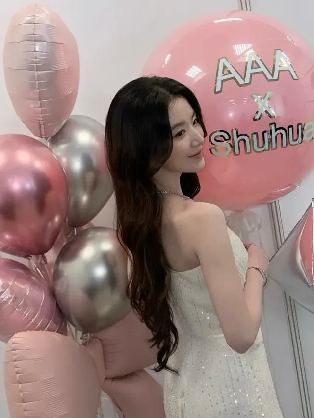 풍선 사이로 드레스의 아름다운 실루엣과 슈화의 청초한 매력이 돋보이는 순간이다. /사진=슈화 인스타그램 