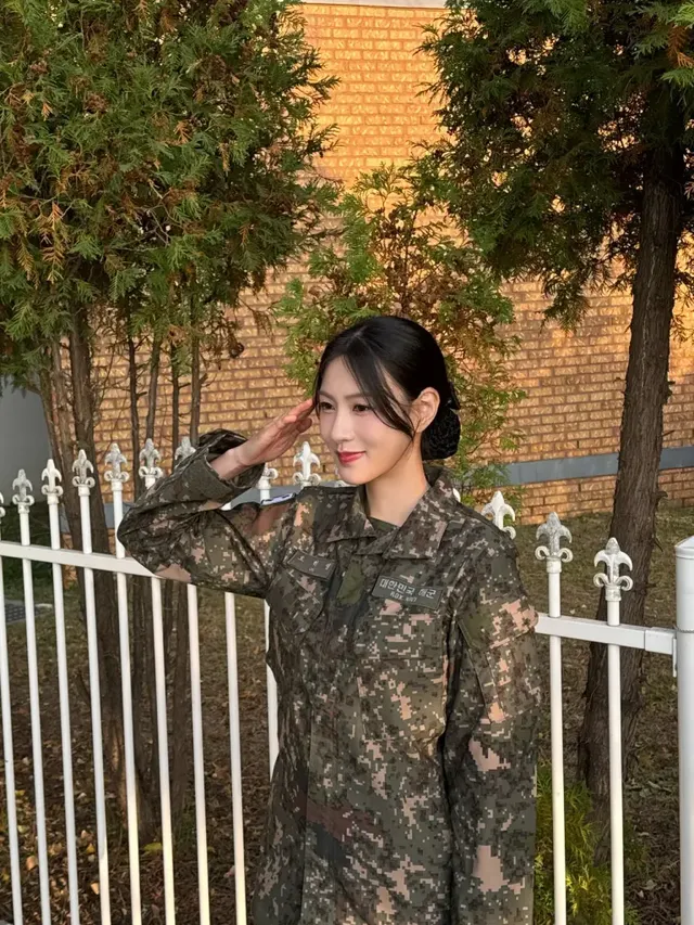 경례 포즈로 정제된 아름다움을 보여주는 오하영의 모습이다. 군복의 단정한 실루엣이 그녀의 맑고 당당한 눈빛과 어우러진다. /사진=오하영 인스타그램