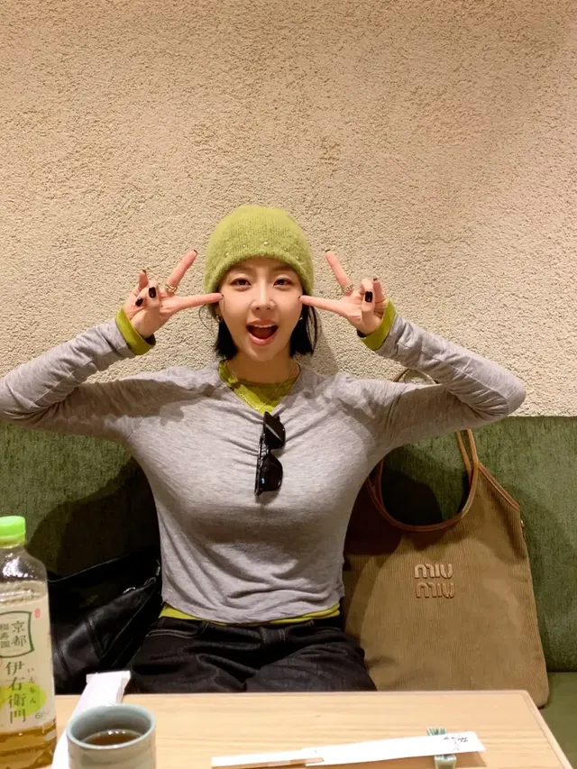  더플코트와 비니를 매치해 사랑스러운 겨울 캐주얼 무드를 연출한 예원. /사진=예원 인스타그램