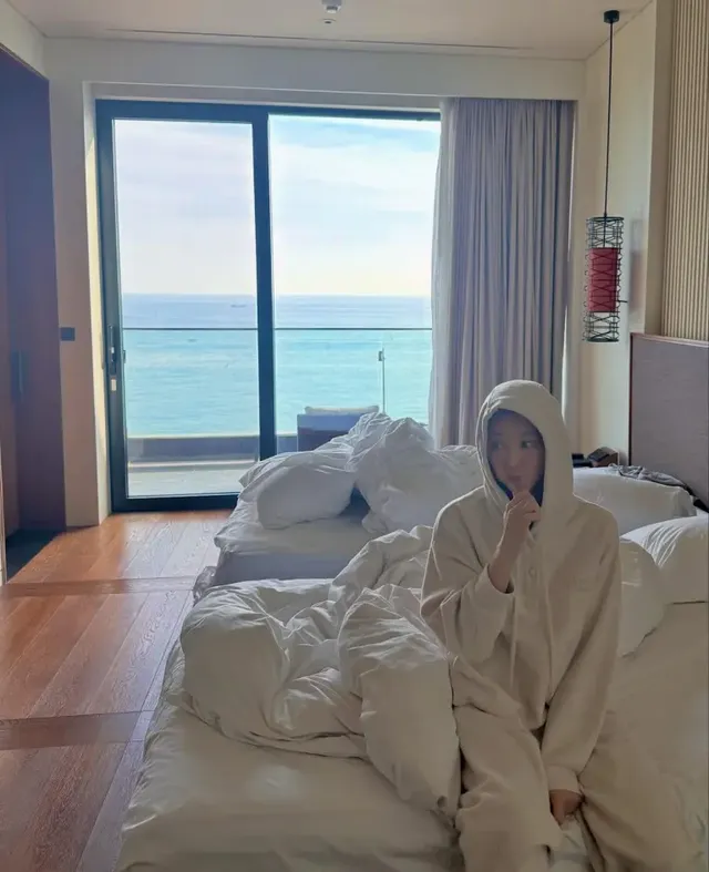 아침 햇살이 비추는 호텔 객실에서 포근한 아이보리 후디 셋업을 착용한 이주빈. /사진=이주빈 인스타그램