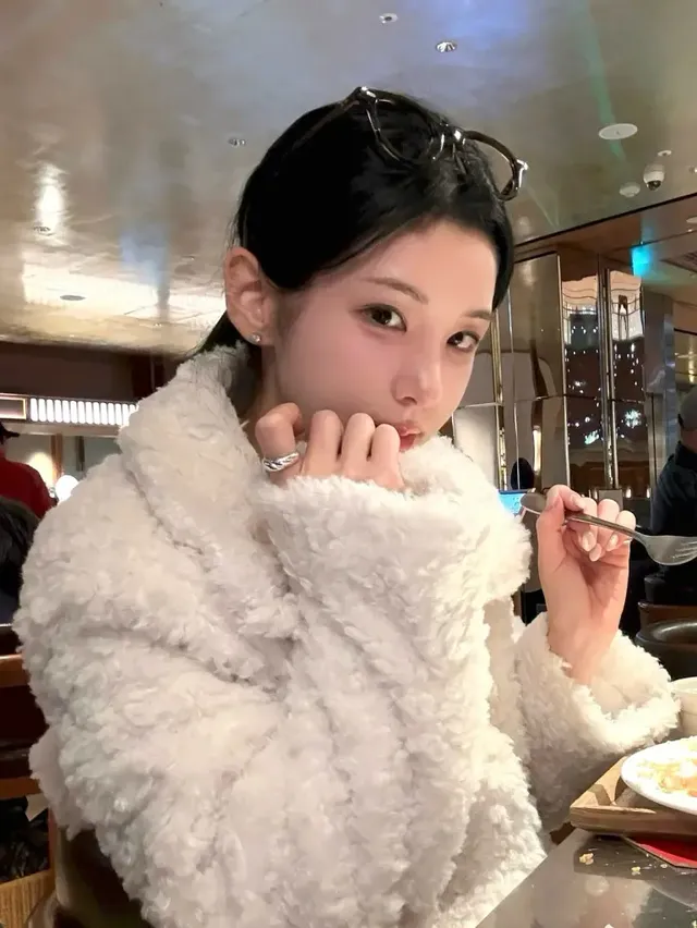 강다은이 따뜻한 퍼 코트로 겨울밤의 우아한 분위기를 연출하는 모습이다. /사진=강다은 인스타그램