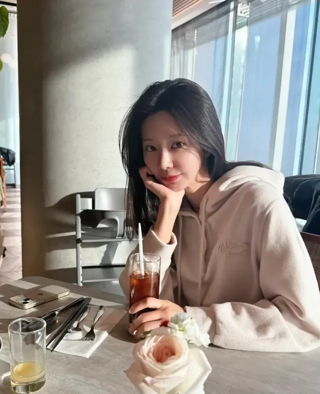 자연광이 가득한 카페에서 톤온톤 스타일링의 라운지웨어로 편안한 매력을 발산하는 이주빈. /사진=이주빈 인스타그램