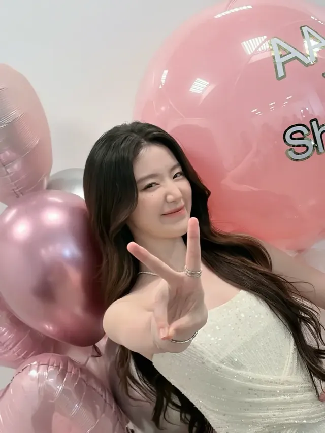 AAA 백스테이지에서 화이트 스팽글 드레스를 입은 슈화가 우아한 포즈를 취하고 있다. /사진=슈화 인스타그램