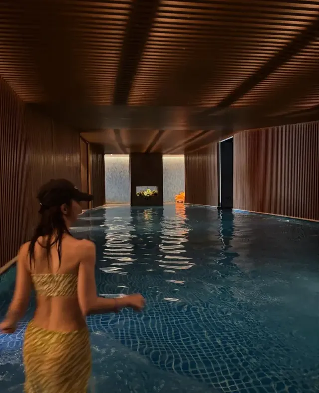 우드 톤의 실내 풀장에서 여유로운 포즈를 취하고 있는 이주빈. /사진=이주빈 인스타그램