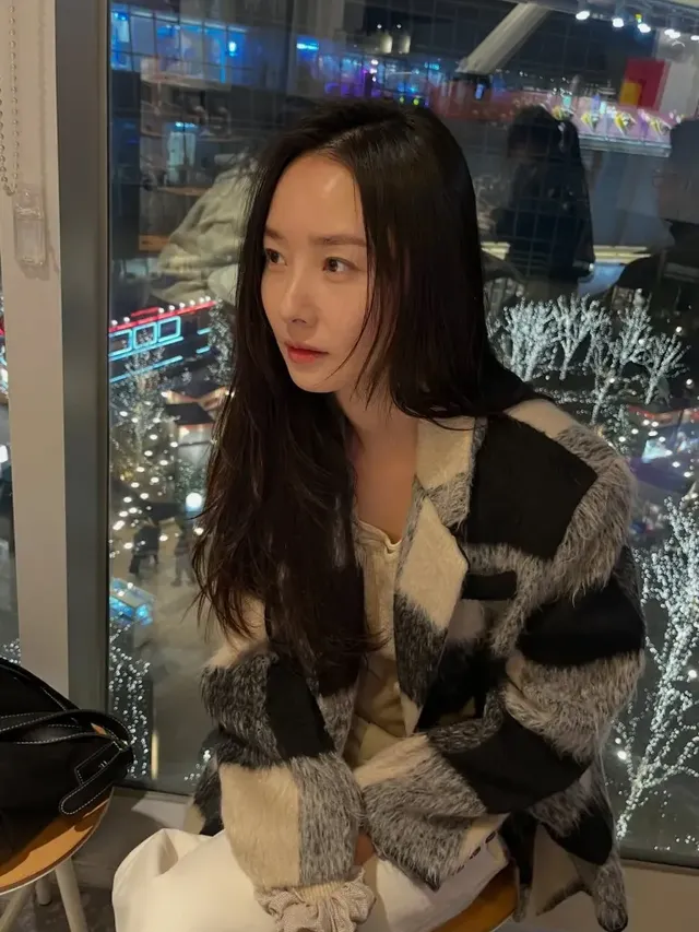 배우희가 눈 내리는 겨울밤, 따뜻한 체크 퍼 코트를 입고 감성적인 포즈를 취하고 있다. /사진=배우희 인스타그램