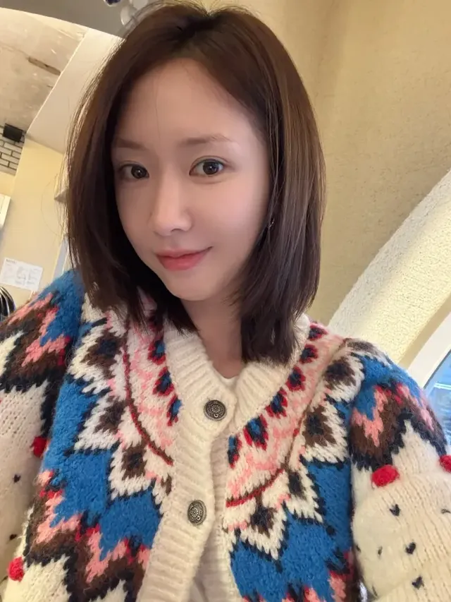 클로즈업 샷으로 니트의 섬세한 노르딕 패턴과 부드러운 울 텍스처를 확인할 수 있다. /사진=조승희 인스타그램