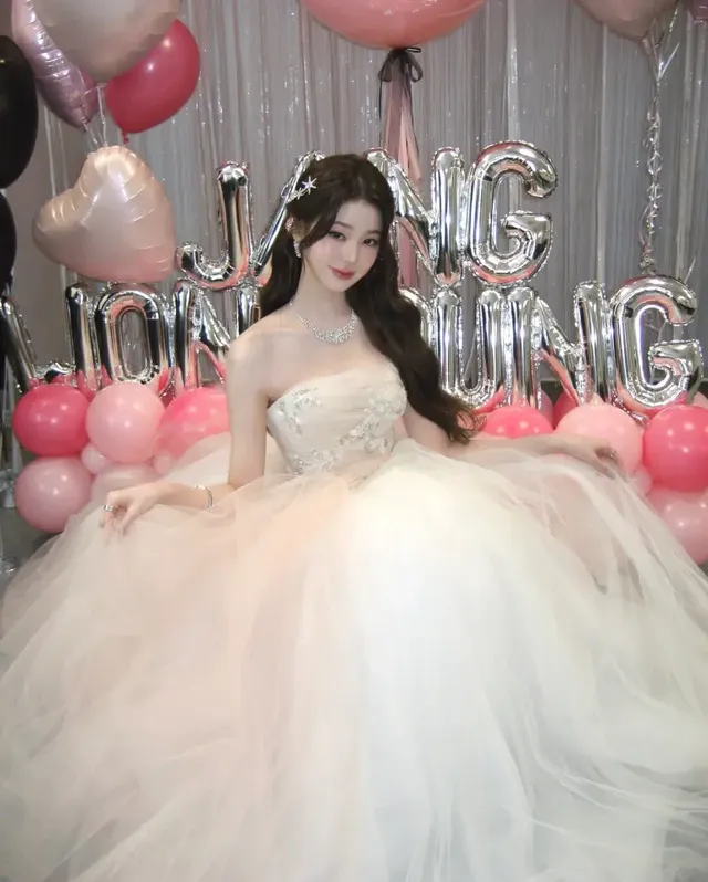 은은하게 반짝이는 헤어핀과 주얼리로 섬세한 아름다움을 더한 장원영의 드레스 자태. /사진=장원영 인스타그램