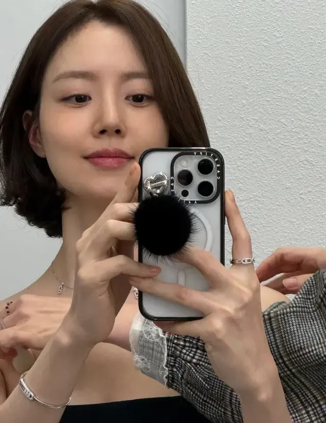 문채원이 손에 든 메이크업 브러시와 레이어드된 실버 링으로 자신만의 자연스러운 아름다움을 표현한다. /사진=문채원 인스타그램