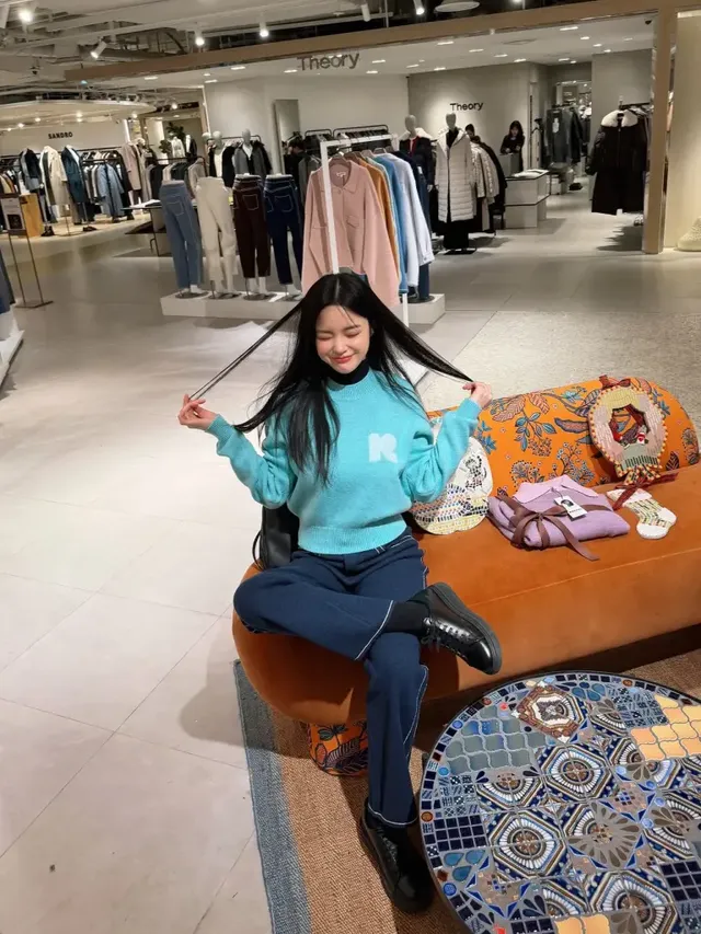 한으뜸이 핑크 재킷과 블랙 터틀넥으로 시크한 쇼핑룩을 연출하고 있다. /사진=한으뜸 인스타그램