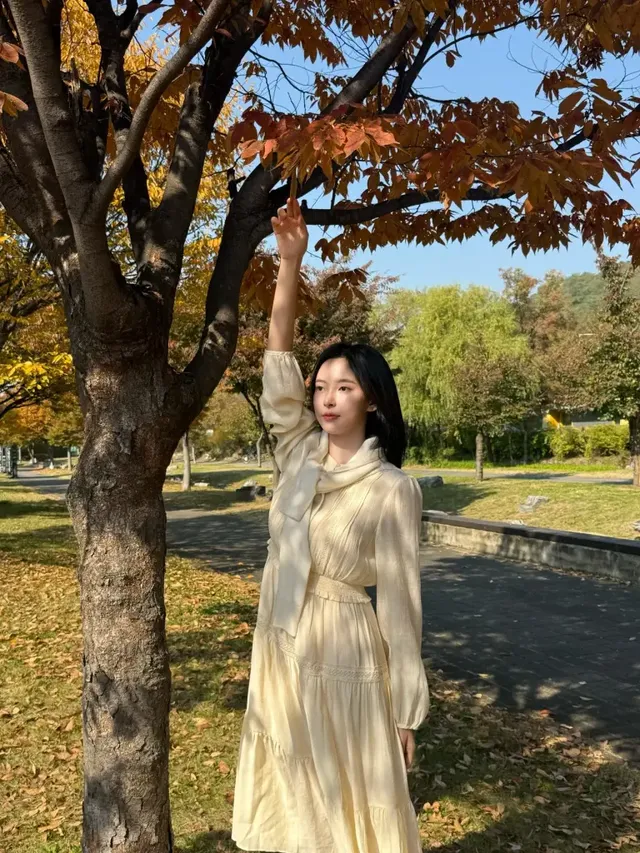 눈 덮인 거리에서 신수현이 스트라이프 니트와 조거 팬츠로 캐주얼하면서도 따뜻한 겨울 스타일을 선보인다. /사진=신수현 인스타그램