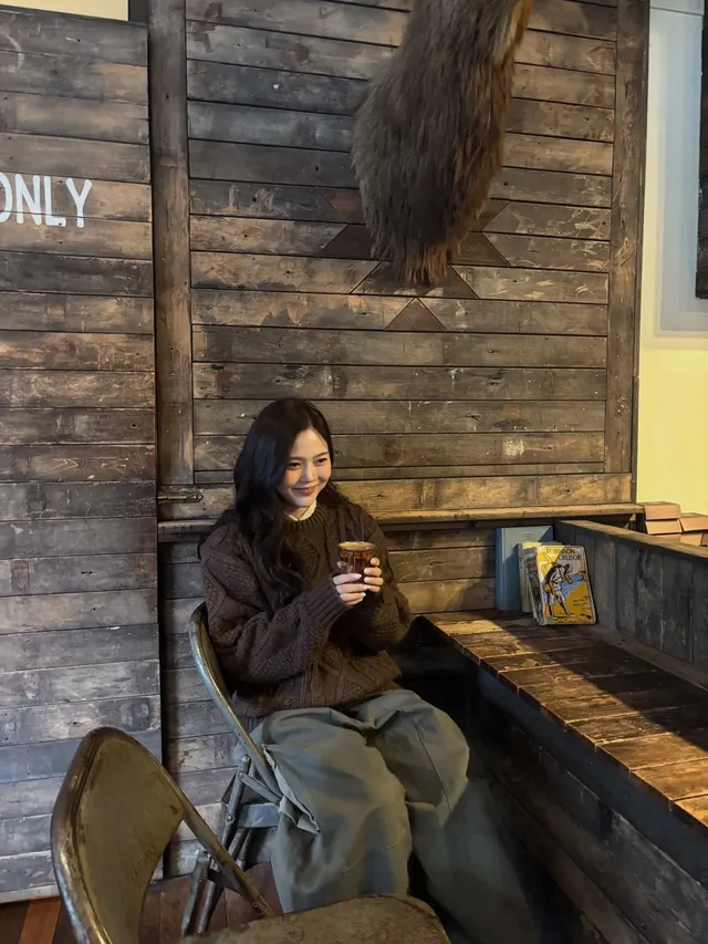 효정이 따뜻한 초콜릿 브라운 니트를 착용하고 감성적인 카페 분위기를 연출하고 있다. /사진=효정 인스타그램