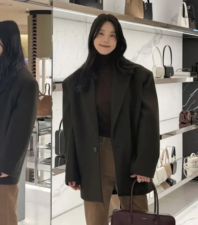 매장의 디스플레이와 함께 어우러진 한지혜의 차분하면서도 묵직한 클래식 겨울 룩. /사진=한지혜 인스타그램 