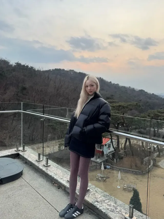 겨울 산을 배경으로 블랙 패딩과 데님 미니스커트를 매치해 시크하면서도 활동적인 겨울 모노톤 룩을 선보이는 재인. /사진=재인 인스타그램