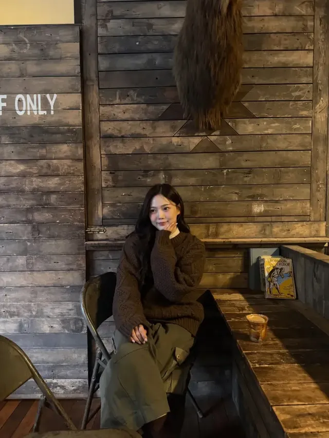 깊이 있는 브라운과 카키 컬러 조합으로 아날로그 무드를 극대화한 효정의 믹스매치 룩이다. /사진=효정 인스타그램 