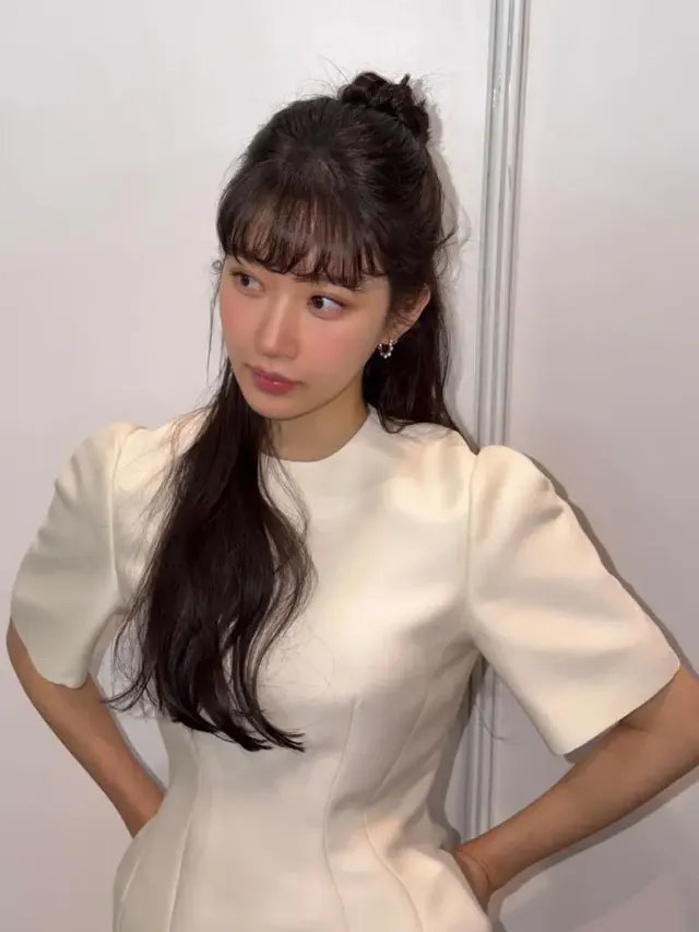 문가영이 따뜻한 아이보리 톤의 미니멀한 상의를 입고 우아한 포즈를 취하고 있다. /사진=문가영 인스타그램