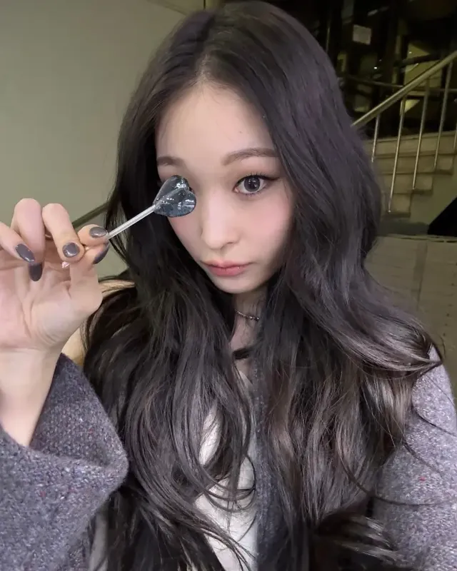 따뜻한 니트와 투명한 하트 오브제를 든 ANNIE의 포근하고 감각적인 겨울 분위기가 돋보인다. /사진=올데이프로젝트 인스타그램