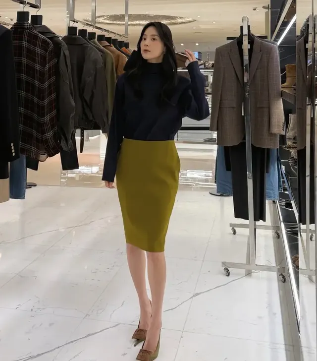 한지혜가 하이엔드 매장에서 포착된 모습. 클래식한 가방들과 어우러져 고급스러운 분위기를 연출한다. /사진=한지혜 인스타그램