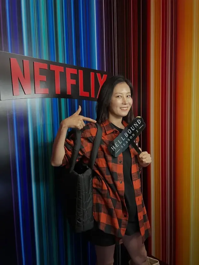 문소리가 박시한 체크 셔츠와 블랙 이너, 블랙 패딩 토트백으로 조화로운 캐주얼 룩을 선보이고 있다. /사진=문소리 인스타그램