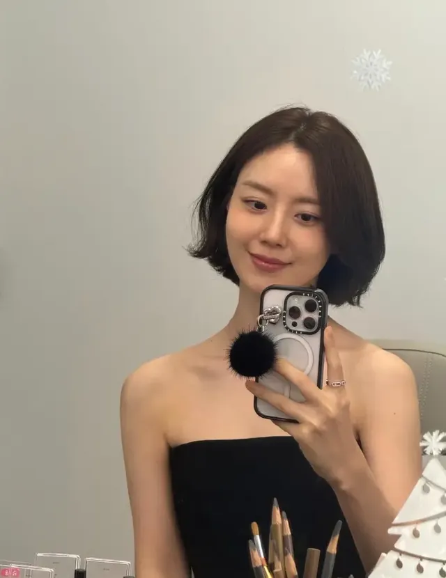 문채원의 올블랙 튜브톱 위로 얇은 실버 체인 네크리스가 섬세한 빛을 더하며 우아함을 강조한다. /사진=문채원 인스타그램