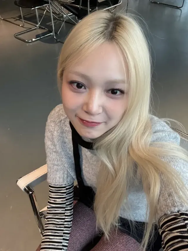 은은한 금발 헤어와 어우러진 회색 니트 레이어드로 포근하고 부드러운 분위기를 연출하는 재인의 모습. /사진=재인 인스타그램