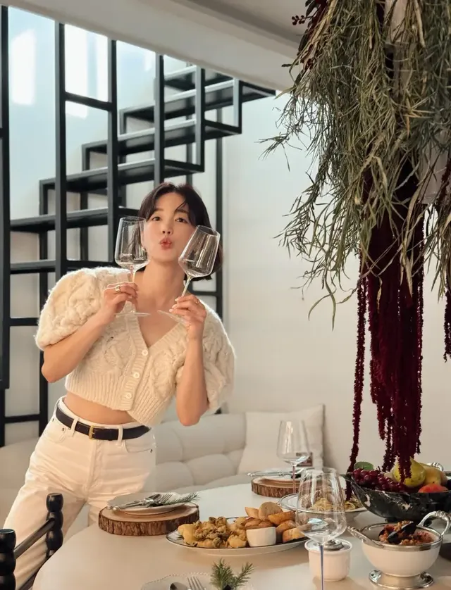 따스한 햇살이 스며드는 공간에서 니트 크롭탑으로 포근한 연말 감성을 표현하는 기은세의 모습. /사진=기은세 인스타그램