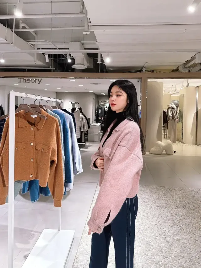 한으뜸이 민트 니트와 네이비 팬츠로 발랄하고 편안한 캐주얼 무드를 선보이고 있다. /사진=한으뜸 인스타그램