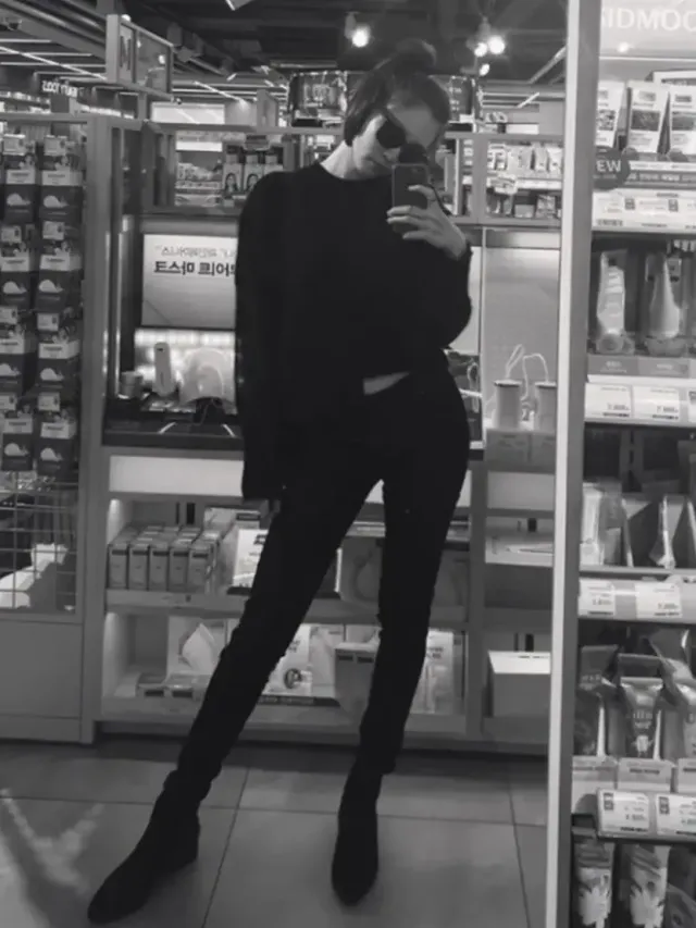 차분한 회색 코트와 긴 생머리로 연출한 겨울 데일리룩. /사진=진아름 인스타그램