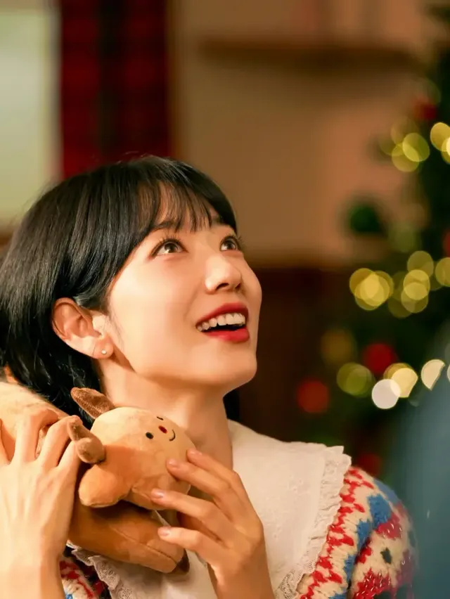 레드 스트라이프 파자마 차림으로 트리를 꾸미는 박신혜의 여유로운 홈웨어 룩. /사진=박신혜 인스타그램