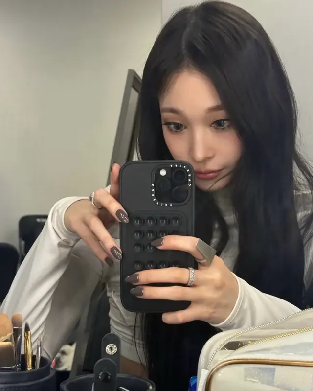 실키한 아이보리 톱과 차분한 네일 컬러, 그리고 링으로 대비되는 텍스처를 강조한 ANNIE의 손과 헤어 디테일이다. /사진=올데이프로젝트 인스타그램