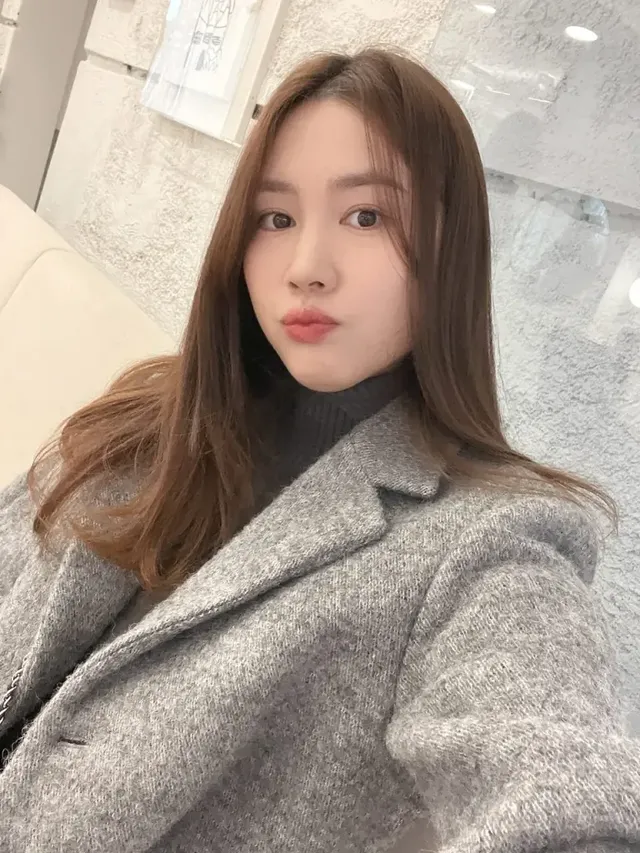 골프 카트 위 벨캡과 스트레이트 헤어로 스포티 시크를 더한 필드룩. /사진=진아름 인스타그램