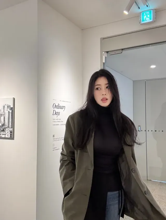 갤러리 속 차분한 조명 아래, 서동주의 내추럴 글로시 헤어가 빛을 발하는 순간이다. /사진=서동주 인스타그램