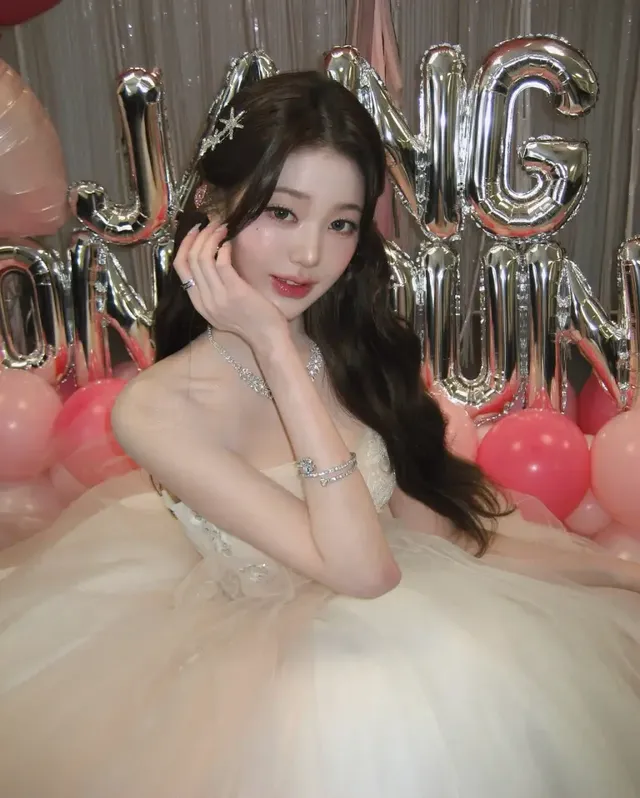 풍성한 화이트 볼가운 드레스를 입고 로맨틱한 생일 파티 분위기를 만끽하는 장원영의 모습. /사진=장원영 인스타그램