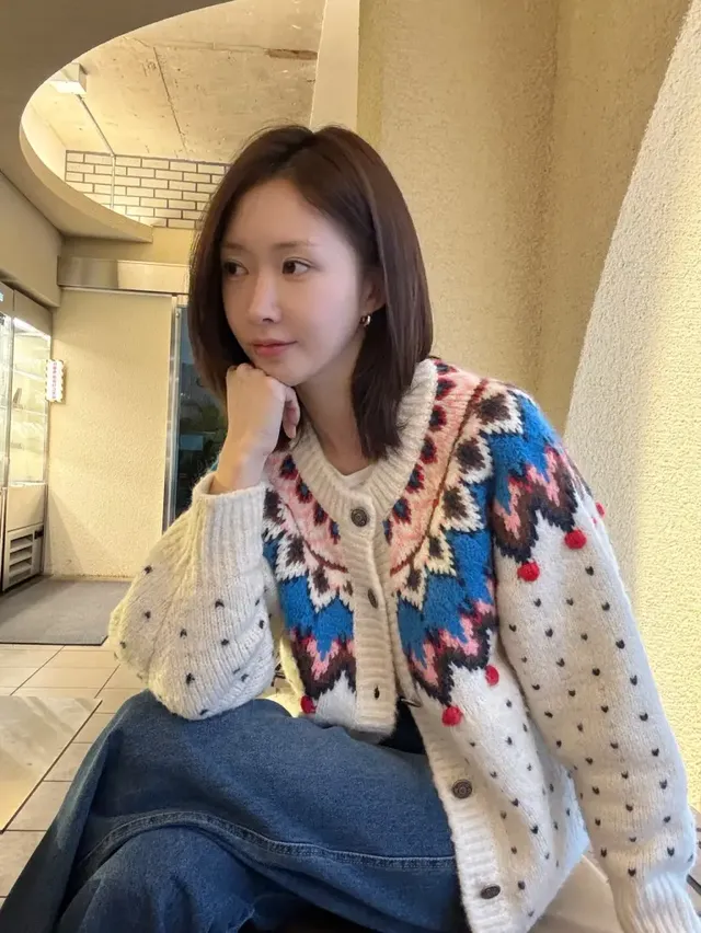 조승희가 노르딕 패턴 니트 카디건을 착용하고 포근한 겨울 감성을 연출하고 있다. /사진=조승희 인스타그램/사진=조승희 인스타그램